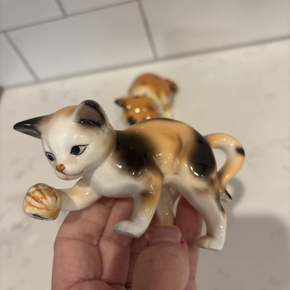 Vintage Set of 2 Hand Painted‎ Cat Figures Porcelain Orange Calico Tabby Kittens